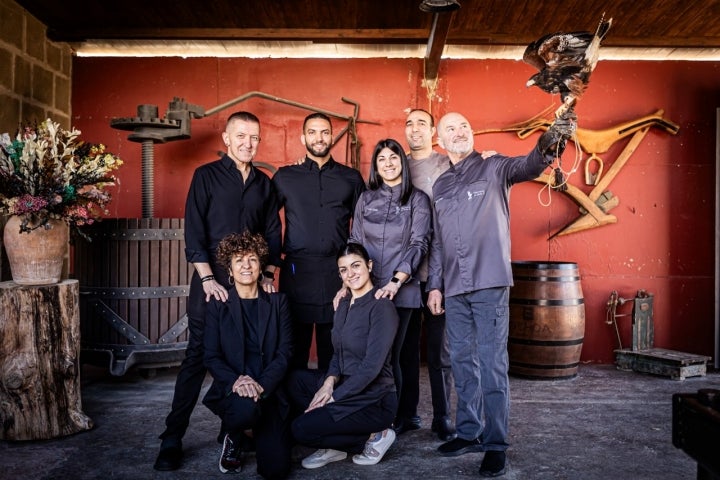El equipo al completo en la puerta de entrada del complejo.