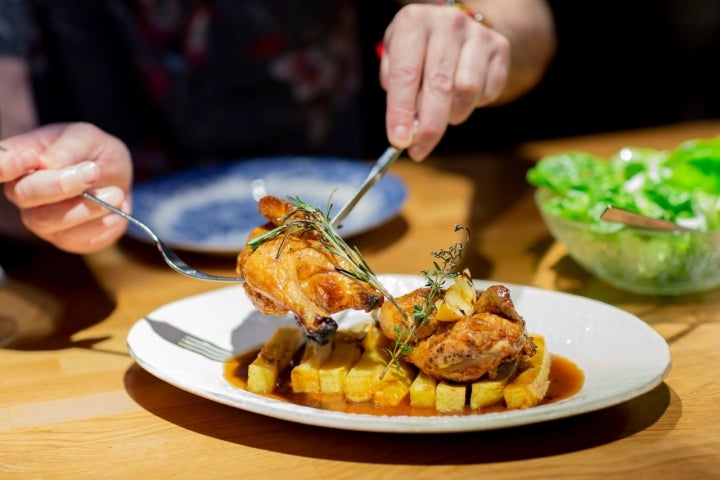 En 'Hamabi' el pollo de Bresse a la brasa se sirve con salsa oscura y sobre una cama de patatas fritas.