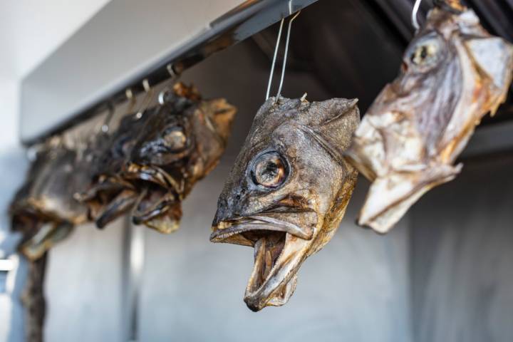 Varias cabezas de pescado adornan la parrilla.