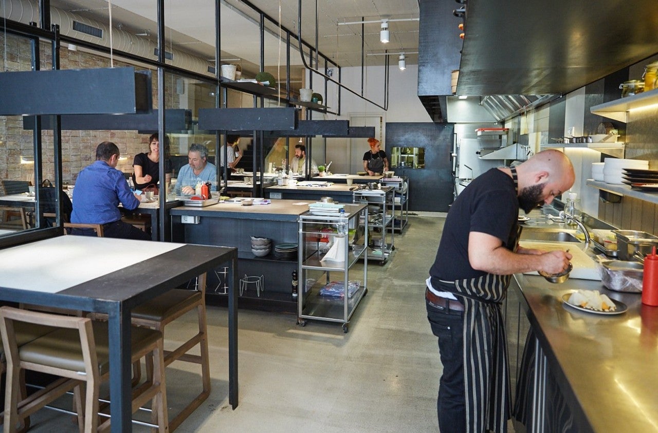 Restaurante Hetta en Barcelona. El restaurante aparte de jugar con los tiempos de cocción tiene la cocina abierta así que comenasles y cocineros se ven.