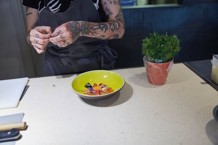 Paola Pisciotti, del restaurante Hetta, en Barcelona, da los últimos toques a uno de los platos estrella, la yema de huevo marinada con crema de parmesano y botarda.