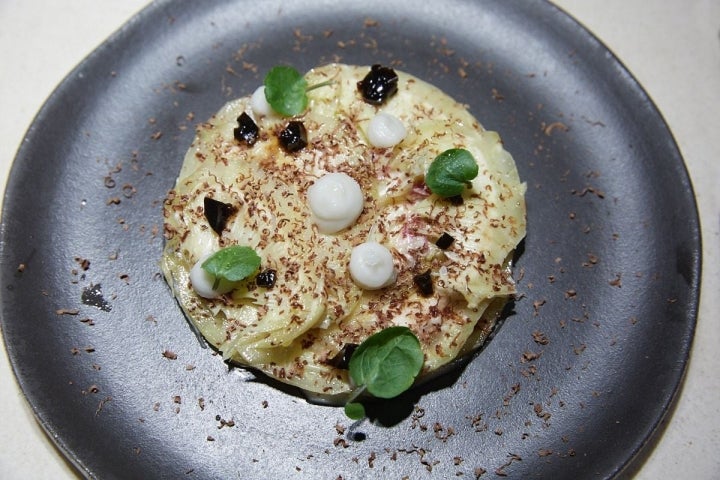 Plato de Tartar de alcachofa con café y topinambur del restaurante 'Hetta', en Barcelona.