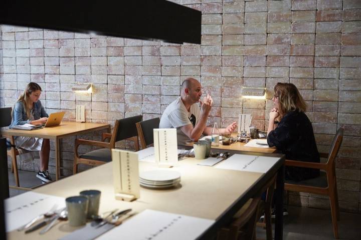 Ambiente en las mesas del restaurante Hetta, en Barcelona.