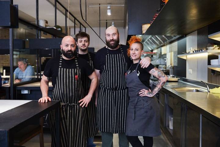 El chef Alberto Sambinelli con todo su equipo de cocina en el restaurante Hetta, Barcelona.