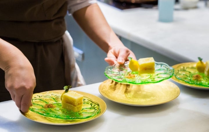 Despiertan los sentidos los intensos amarillos del postre de limón.