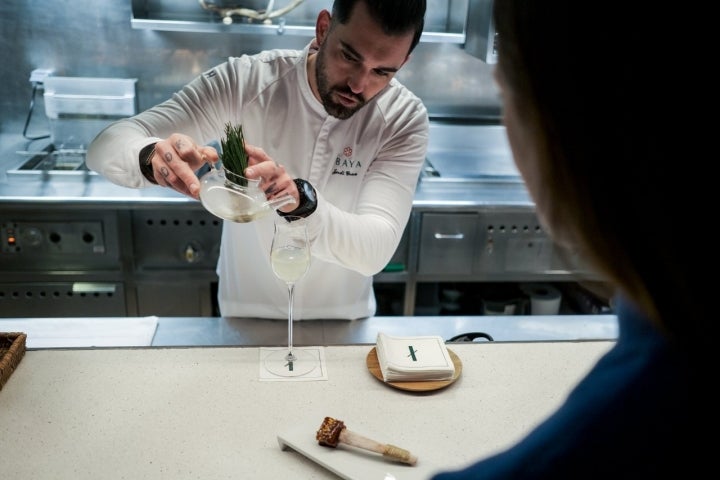  Jordi sirviendo el hidromiel del pase de cerdo con miel.