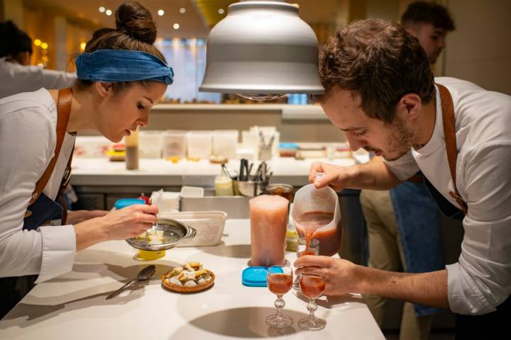 Iñaki y Carolina comparten vida y la cocina de 'Ikaro'