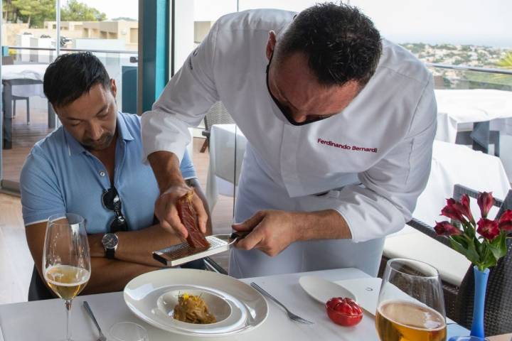 Restaurante 'Orobianco' (Calpe): Ferdinando Bernardi rallando una botarga
