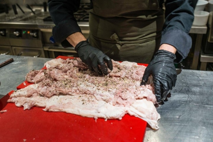 Restaurante 'Fokacha' (Madrid): arranque de la 'porchetta'