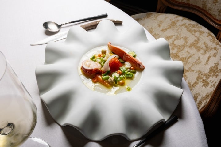 Ensalada de geleé de tomate, verduritas, brotes, germinados y flores.