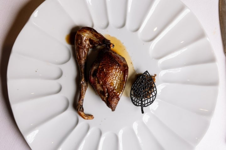 Pichón de Souraide con ragout de interiores y jugo de mole.