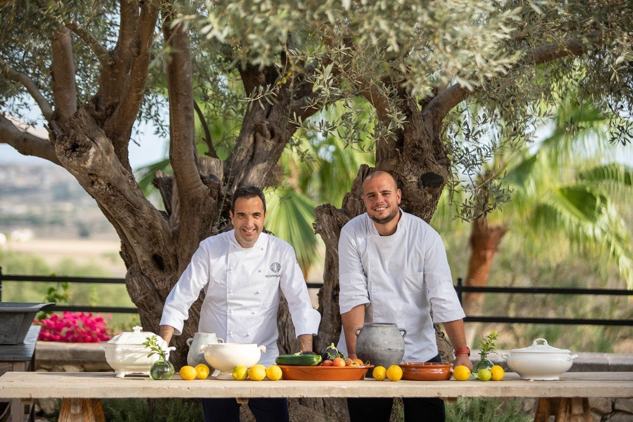 Oscar Velasco (izq.) y David Martínez (der.) dirigen la cocina de 'Jacaranda'.