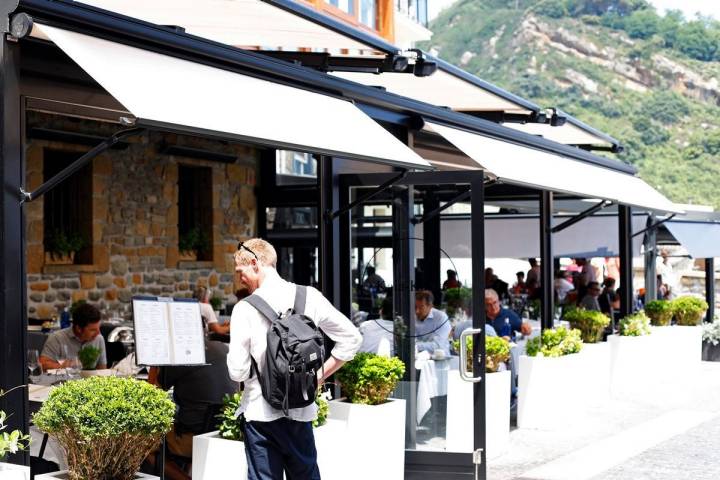 La ubicación del restaurante constituye poco menos que un balcón entre el monte y el mar.