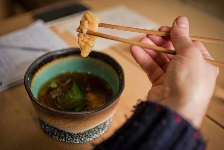 Soba de té verde con caldo dashi y tempura de calabaza a punto de ser devorado.