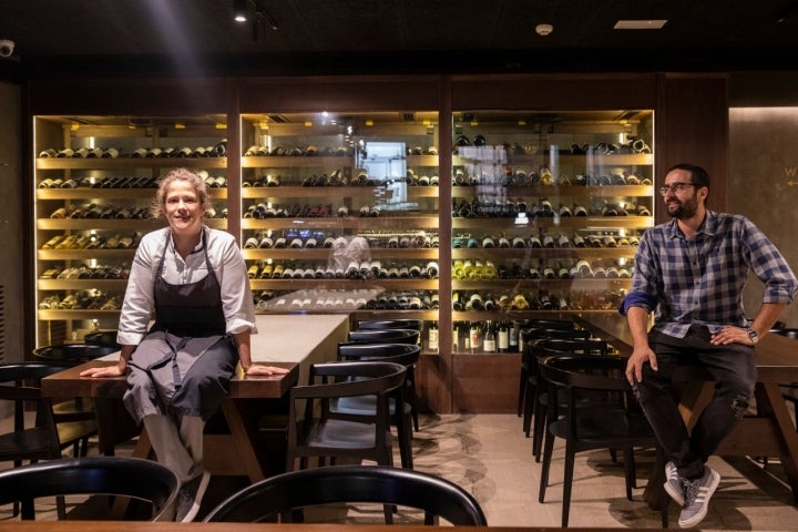 Rakel junto a su socio y jefe de sala, Javier Plaza, frente a la bodega.