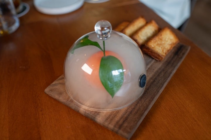 La mandarina viene envuelta en humo de madera de naranja.