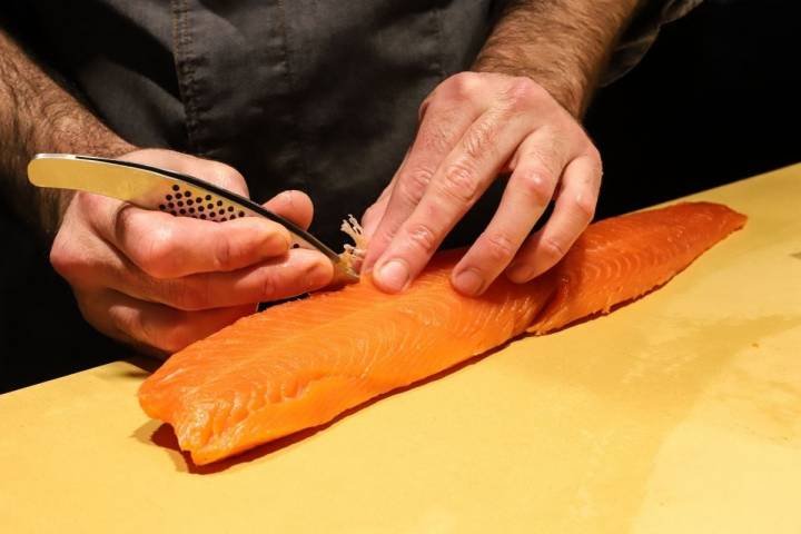 Desespinando salmón.