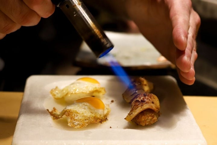 Aplicando soplete al 'nigiri' de foie.