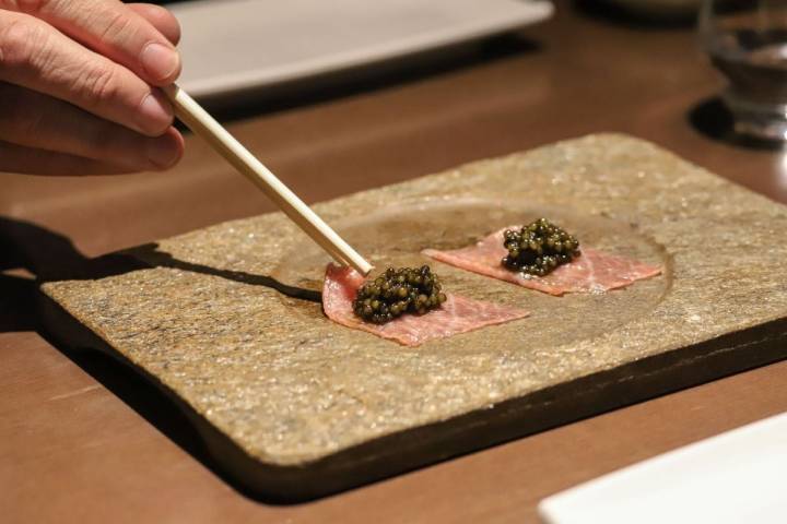Cogiendo con palillos toro con caviar.