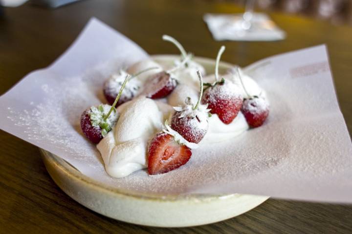 Fresas del Maresme con nata infusionada con vainilla y lágrimas de helado de leche de oveja.