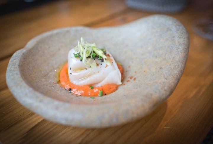 'Dumpling' de zamburiñas y gambas rojas sobre crema de carabineros.