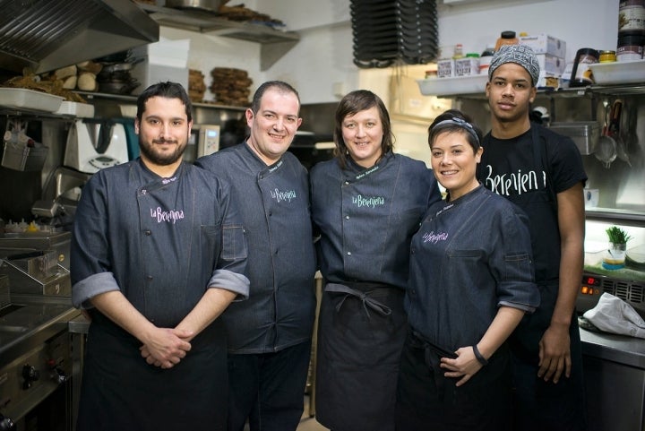 El equipo de cocina de 'La Berenjena' al completo.