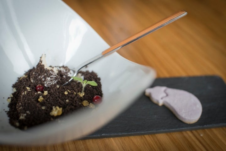 Otro detalle, la galleta-berenjena que acompaña a Tierra, postre de 'mascarpone' y 'stracciatella'.