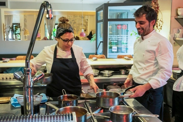 La preparación de las salsas, con calma, entre Edu y Tamara.