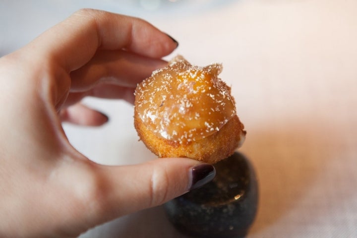 La croqueta, símbolo de Cañadío, de huevo cocido y lacón.