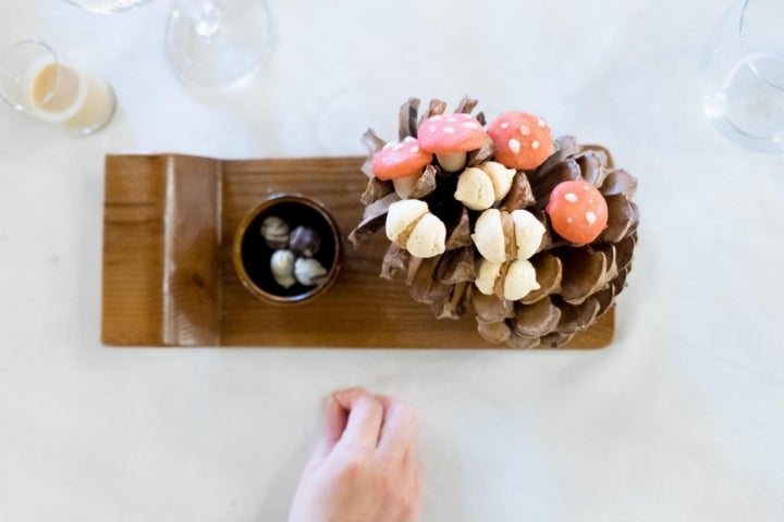 La Botica de Matapozuelos: los petit fours sobre una piña de pino