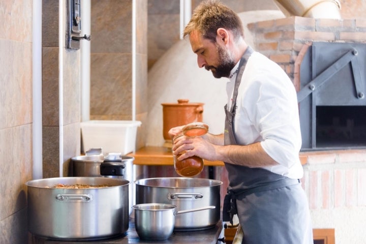 La Botica de Matapozuelos: Miguel Ángel de la Cruz en la cocina de su restaurante