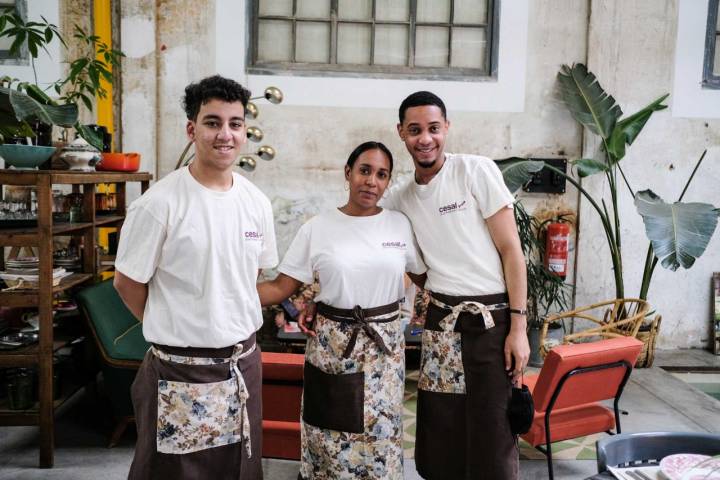 Tres chavales que están realizando actualmente el curso en el restaurante-escuela La Cantina Divina, en el barrio de Berruguete, en Tetúan.