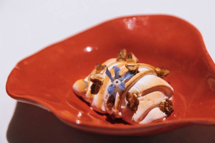 El postre de helado de higo y vermut con merengue de 'yuzu' y garrapiñado de nueces es muy equilibrado.