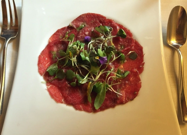 Carpaccio de ternera con vinagreta de Oporto. Foto: Antonella Ruggiero.