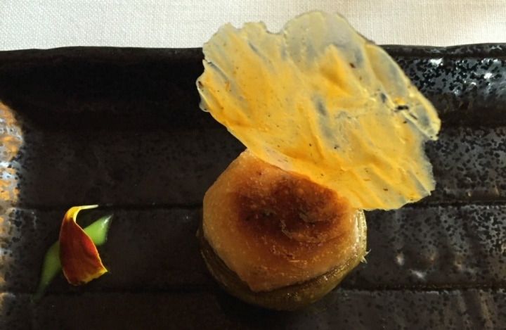 El plato más antiguo de la carta: alcachofa rellena de gamba roja y cebolla con mayonesa de ajo gratinada. Foto: Antonella Ruggiero.