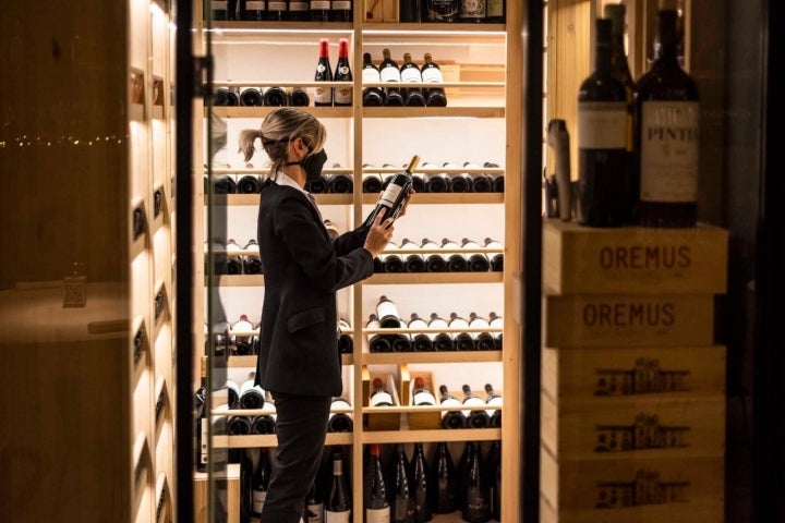 Las botellas tienen pintadas su precio en bodega.