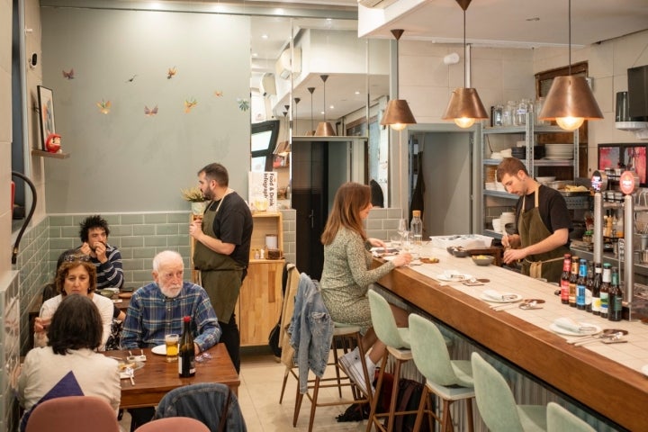 Sala y barra del restaurantes.