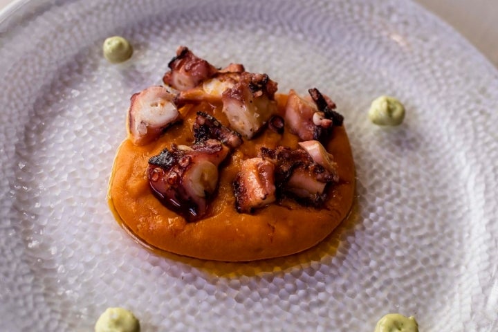 La clave de su cocina es el buen producto y realzarlo, como el pulpo a la plancha con patata al aceite de pimentón.