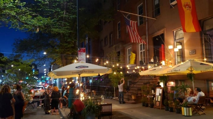 El ambiente de la terraza es distendido.