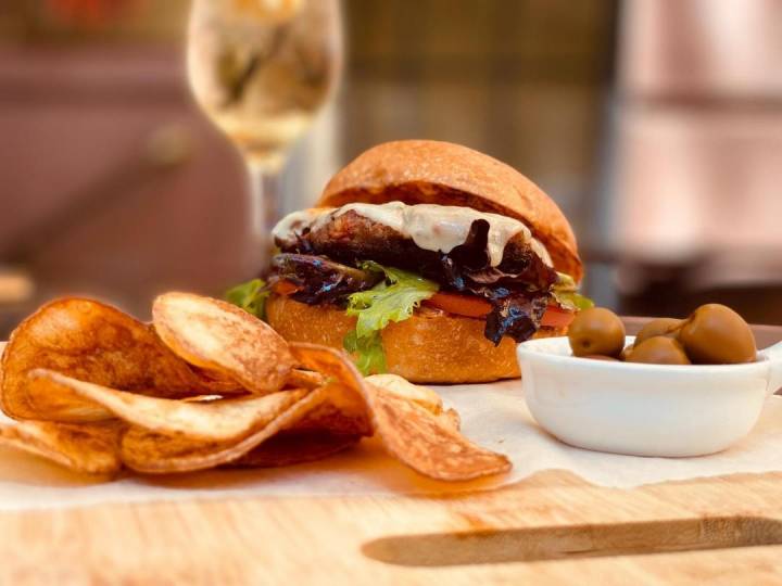 La hamburguesa de chorizo con queso manchego es uno de los platos estrella del lugar.