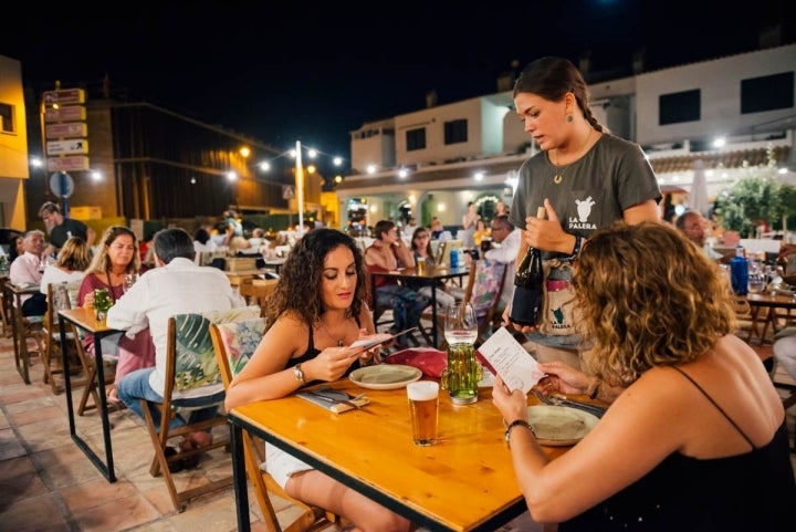 Acogedora y fresca, la terraza es el alma del restaurante en las noches de verano.