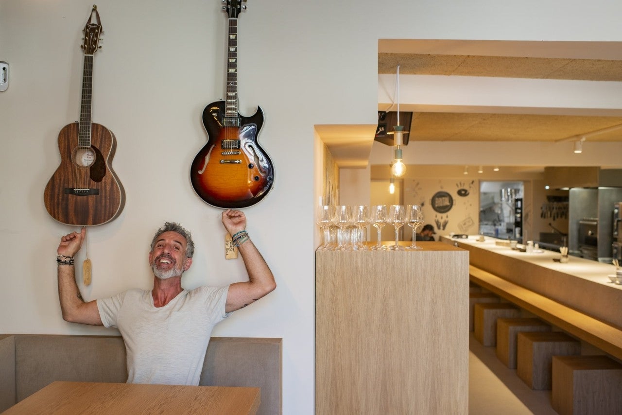 Pepe Solla entre una Fender y una Gibson, en el mítico local 'La Radio', su nuevo proyecto en Santiago.