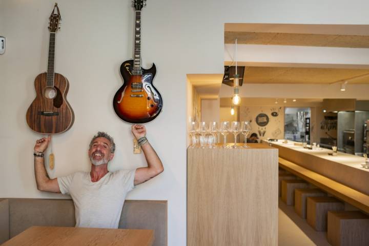 Pepe Solla entre una Fender y una Gibson, en el mítico local 'La Radio', su nuevo proyecto en Santiago.
