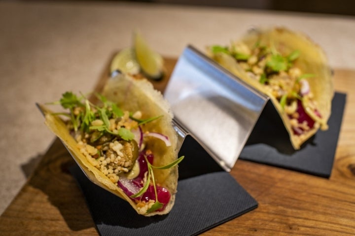 Tacos de filloa de merluza marinada en remolacha en lugar de en achiote.