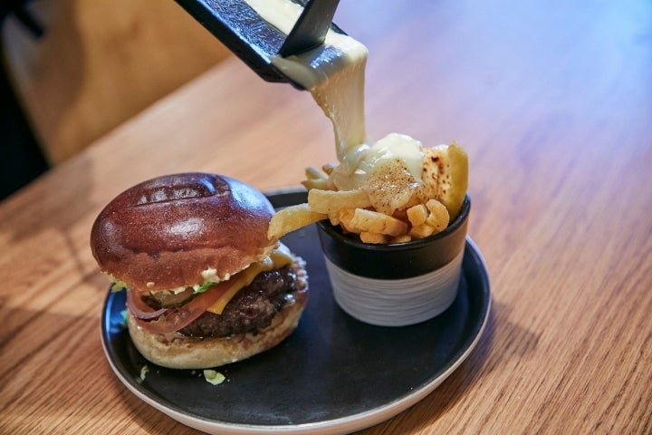 'Raclette' sobre las patatas.