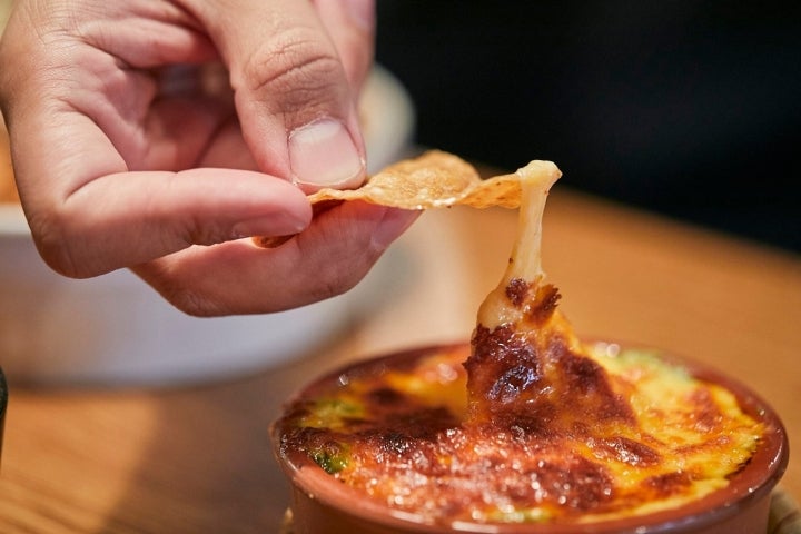 Los nachos de totopos caseros con guacamole también son muy buena opción para el aperitivo.