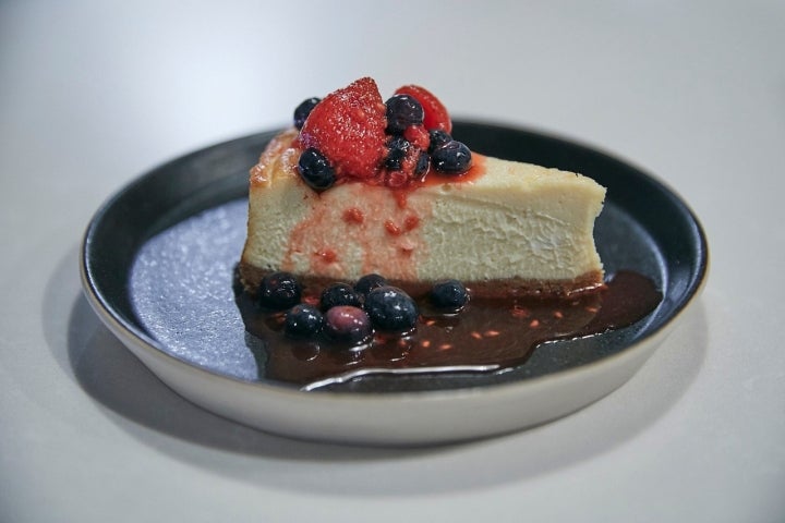 Tarta de queso con salsa de frutos rojos, para los que no acaben demasiado llenos.