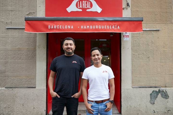 Eduardo Egui y Arturo López posan frente a la fachada, que es casi de incógnito.