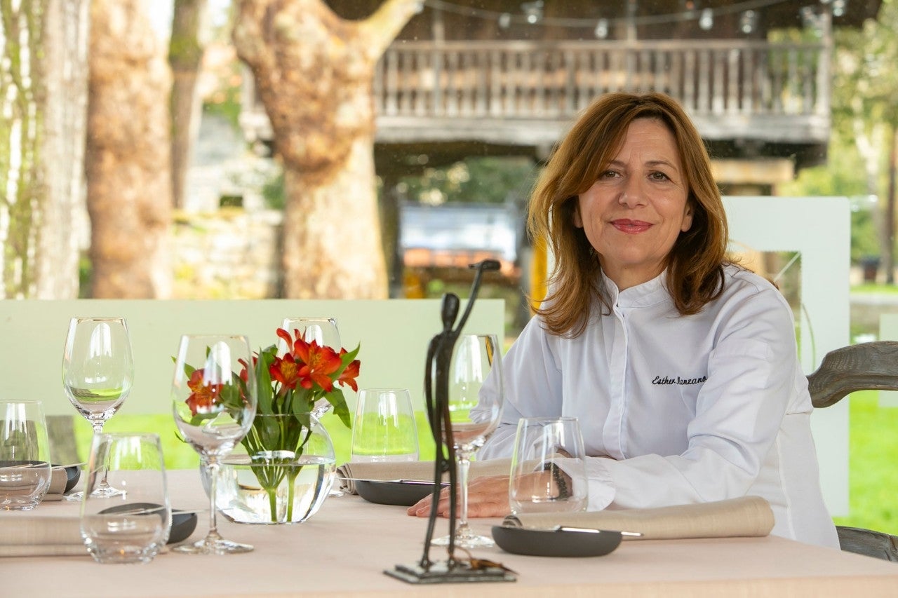 La chef Esther Manzando posa en una de las mesas de la sala