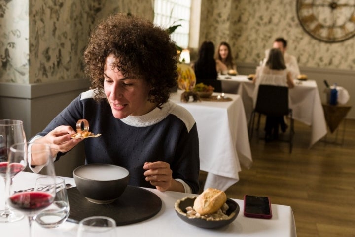 Restaurante 'La Senda' (Zaragoza): clienta probando la parrillada de embutidos